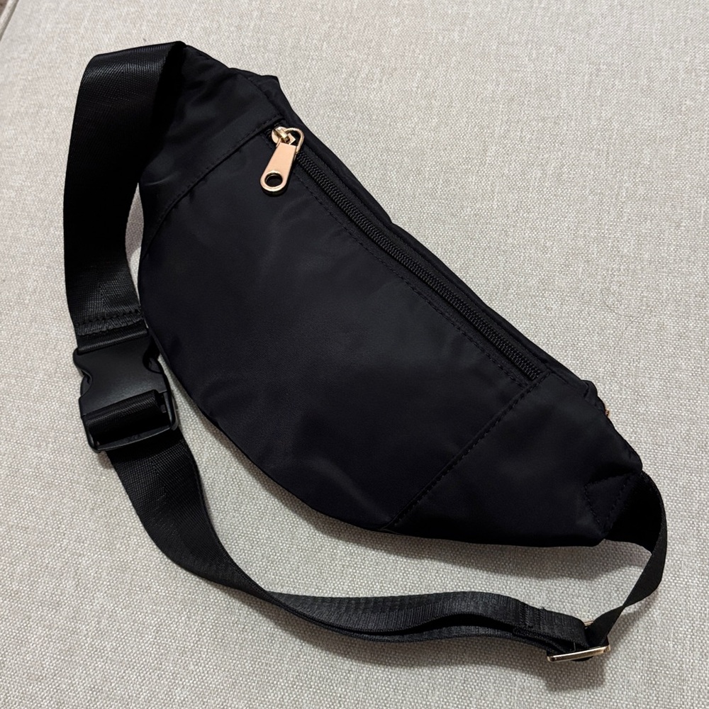 Like New Belt Bag-Unbranded-Black-4 Zipper Compartments-Gold Toned Zippers-Nylon - Picture 2 of 15